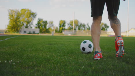 Jugador-De-Fútbol-Profesional-De-Habilidad-Un-Hombre-Corre-Con-Un-Balón-De-Fútbol-En-Un-Campo-De-Fútbol-En-Un-Estadio-Demostrando-Un-Excelente-Regate-Y-Control-Del-Balón.